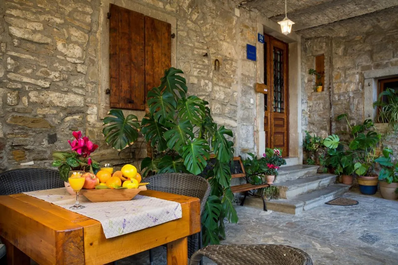 Apartments Roza Roč Kroatien